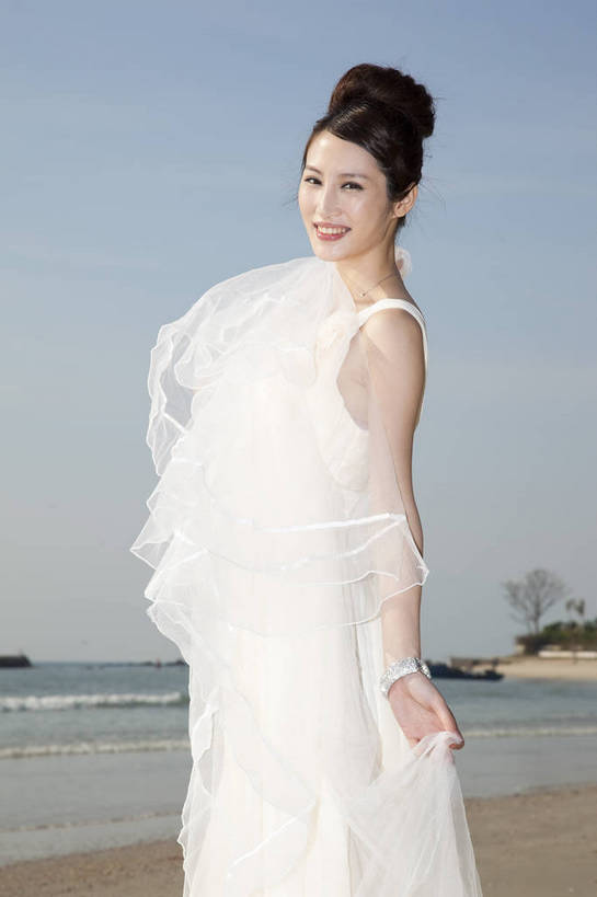 东方人,站,微笑,竖图,彩色,室外,白天,侧面,婚纱,裙子,度假,时尚,性感,沙滩,广州,中国,仅一个人,图片,美丽,自然,休闲,健康,活力,可爱,美女,自信,姿势,摄影,生活方式,青春,优雅,纱裙,乐观,年轻女性,女人,女性,亚洲人,中国人,年轻人,海滩,半身,礼服,愉快,bj174