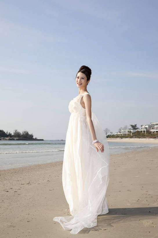 东方人,站,微笑,竖图,彩色,室外,白天,侧面,婚纱,裙子,度假,时尚,性感,沙滩,广州,中国,仅一个人,图片,美丽,自然,休闲,健康,活力,可爱,美女,自信,姿势,摄影,生活方式,青春,优雅,纱裙,乐观,年轻女性,女人,女性,亚洲人,中国人,年轻人,海滩,全身,礼服,愉快,bj174