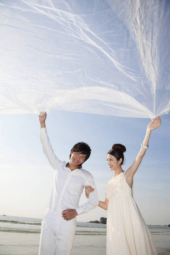 东方人,两个人,家庭,夫妻,走,微笑,竖图,彩色,室外,白天,正面,侧面,婚纱,裙子,度假,时尚,沙滩,广州,中国,漫步,图片,美丽,自然,休闲,活力,可爱,亲密,自信,摄影,生活方式,青春,优雅,挥舞,亲近,亲情,纱裙,男人,男性,年轻男性,年轻女性,女人,女性,中国人,年轻人,海滩,半身,礼服,爱,愉快,bj174