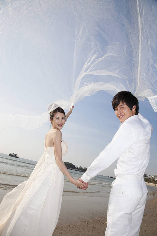 东方人,两个人,家庭,夫妻,走,微笑,竖图,彩色,室外,白天,婚纱,裙子,度假,时尚,沙滩,广州,中国,漫步,图片,美丽,背面,自然,休闲,活力,可爱,亲密,自信,摄影,生活方式,青春,优雅,挥舞,亲近,亲情,纱裙,男人,男性,年轻男性,年轻女性,女人,女性,中国人,年轻人,海滩,半身,礼服,爱,愉快,bj174