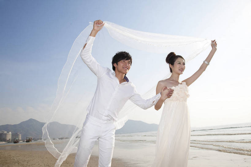 东方人,两个人,家庭,夫妻,走,微笑,横图,彩色,室外,白天,侧面,婚纱,裙子,度假,时尚,沙滩,广州,中国,漫步,图片,美丽,自然,休闲,活力,可爱,亲密,自信,摄影,生活方式,青春,优雅,挥舞,亲近,亲情,纱裙,男人,男性,年轻男性,年轻女性,女人,女性,中国人,年轻人,海滩,全身,礼服,爱,愉快,bj174