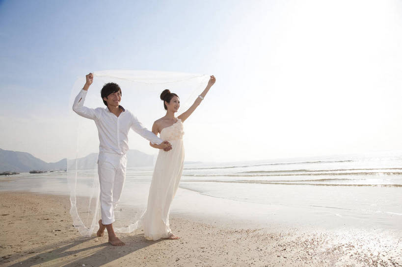 东方人,两个人,家庭,夫妻,走,微笑,横图,彩色,室外,白天,侧面,婚纱,裙子,度假,时尚,沙滩,广州,中国,漫步,图片,美丽,自然,休闲,活力,可爱,亲密,自信,摄影,生活方式,青春,优雅,挥舞,亲近,亲情,纱裙,男人,男性,年轻男性,年轻女性,女人,女性,中国人,年轻人,海滩,全身,礼服,爱,愉快,bj174