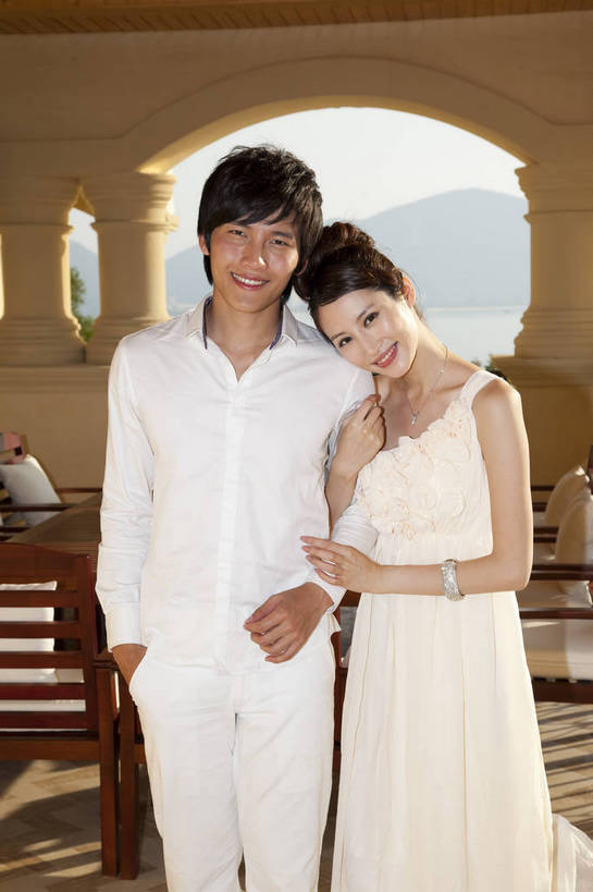 东方人,两个人,家庭,夫妻,餐厅,花园,站,微笑,竖图,彩色,室内,白天,正面,婚纱,裙子,度假,时尚,建筑,酒店,广州,中国,图片,美丽,依偎,现代建筑,手挽手,休闲,活力,可爱,亲密,自信,摄影,生活方式,青春,优雅,亲近,亲情,纱裙,男人,男性,年轻男性,年轻女性,女人,女性,中国人,年轻人,半身,礼服,爱,愉快,bj174