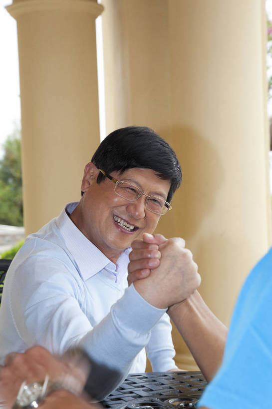 东方人,中年人,老年人,两个人,父亲,儿子,花园,坐,微笑,竖图,彩色,室内,白天,侧面,度假,时尚,幸福,成功,别墅,建筑,酒店,广州,中国,图片,现代建筑,老人,休闲,健康,温馨,父子,休闲服,成熟,活力,自信,摄影,生活方式,掰手腕,亲情,精明,较量,老年男性,男人,男性,中年男性,亚洲人,中国人,半身,爱,愉快,奢华,bj174