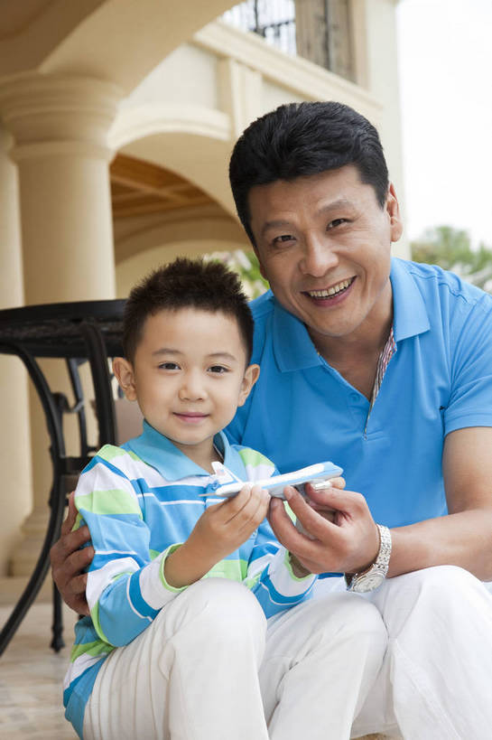东方人,婴儿,儿童,中年人,两个人,父亲,儿子,客厅,坐,微笑,竖图,彩色,室外,白天,正面,侧面,度假,时尚,幸福,纯洁,别墅,建筑,酒店,玩具,广州,中国,图片,走廊,飞机模型,玩,现代建筑,台阶,小孩,休闲,健康,温馨,父子,休闲服,活力,可爱,童趣,摄影,活泼,生活方式,亲近,亲情,宝宝,纯真,烂漫,无邪,乐观,伶俐,天真,男孩,男人,男性,中年男性,亚洲人,中国人,孩子,半身,爱,高兴,愉快,男生,奢华,bj174
