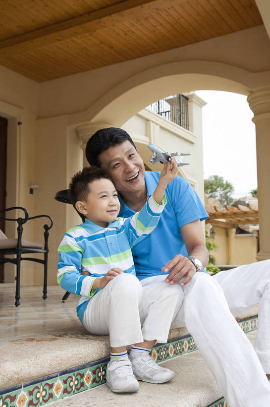 东方人,婴儿,儿童,中年人,两个人,父亲,儿子,客厅,坐,微笑,竖图,彩色,室外,白天,正面,侧面,度假,时尚,幸福,纯洁,别墅,建筑,酒店,玩具,广州,中国,图片,走廊,飞机模型,玩,现代建筑,台阶,小孩,休闲,健康,温馨,父子,休闲服,活力,可爱,童趣,摄影,活泼,生活方式,亲近,亲情,宝宝,纯真,烂漫,无邪,乐观,伶俐,天真,男孩,男人,男性,中年男性,亚洲人,中国人,孩子,全身,爱,高兴,愉快,男生,奢华,bj174