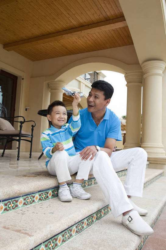 东方人,婴儿,儿童,中年人,两个人,父亲,儿子,客厅,坐,微笑,竖图,彩色,室外,白天,正面,侧面,度假,时尚,幸福,纯洁,别墅,建筑,酒店,玩具,广州,中国,图片,走廊,飞机模型,玩,现代建筑,台阶,小孩,休闲,健康,温馨,父子,休闲服,活力,可爱,童趣,摄影,活泼,生活方式,亲近,亲情,宝宝,纯真,烂漫,无邪,乐观,伶俐,天真,男孩,男人,男性,中年男性,亚洲人,中国人,孩子,全身,爱,高兴,愉快,男生,奢华,bj174