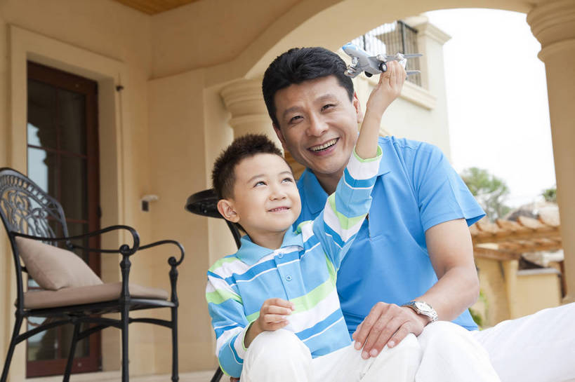 东方人,婴儿,儿童,中年人,两个人,父亲,儿子,客厅,坐,微笑,横图,彩色,室外,白天,正面,度假,时尚,幸福,纯洁,别墅,建筑,酒店,玩具,广州,中国,图片,走廊,飞机模型,玩,现代建筑,台阶,小孩,休闲,健康,温馨,父子,休闲服,活力,可爱,童趣,摄影,活泼,生活方式,亲近,亲情,宝宝,纯真,烂漫,无邪,乐观,伶俐,天真,男孩,男人,男性,中年男性,亚洲人,中国人,孩子,半身,爱,高兴,愉快,男生,奢华,bj174