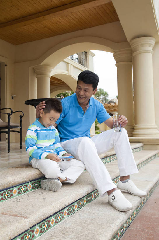 东方人,婴儿,儿童,中年人,两个人,父亲,儿子,客厅,坐,微笑,竖图,彩色,室外,白天,正面,侧面,度假,时尚,幸福,纯洁,别墅,建筑,酒店,玩具,广州,中国,喝水,图片,走廊,飞机模型,玩,现代建筑,台阶,小孩,休闲,健康,温馨,父子,休闲服,活力,可爱,童趣,摄影,活泼,生活方式,亲近,亲情,宝宝,纯真,烂漫,无邪,乐观,伶俐,天真,男孩,男人,男性,中年男性,亚洲人,中国人,孩子,全身,爱,高兴,愉快,男生,奢华,bj174