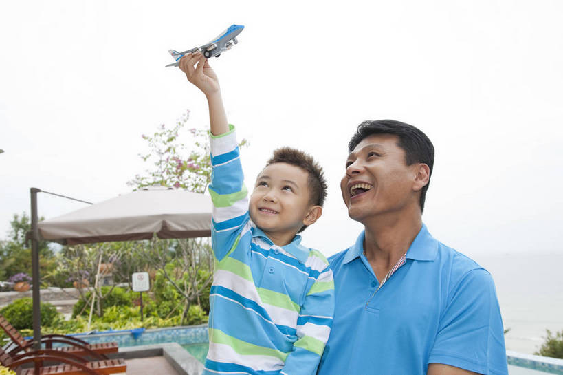 东方人,婴儿,儿童,中年人,两个人,父亲,儿子,花园,站,微笑,横图,彩色,室外,白天,正面,侧面,度假,时尚,幸福,纯洁,别墅,建筑,酒店,玩具,广州,中国,图片,飞机模型,玩,现代建筑,小孩,休闲,健康,温馨,父子,休闲服,活力,可爱,童趣,摄影,活泼,生活方式,抱着,亲近,亲情,宝宝,纯真,烂漫,无邪,乐观,伶俐,天真,男孩,男人,男性,中年男性,亚洲人,中国人,孩子,半身,爱,高兴,愉快,男生,奢华,bj174