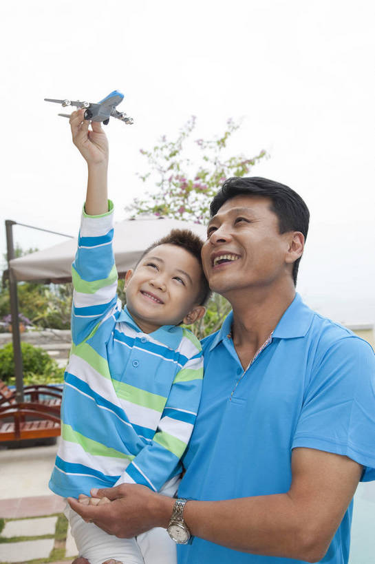 东方人,婴儿,儿童,中年人,两个人,父亲,儿子,花园,站,微笑,竖图,彩色,室外,白天,正面,侧面,度假,时尚,幸福,纯洁,别墅,建筑,酒店,玩具,广州,中国,图片,飞机模型,玩,现代建筑,小孩,休闲,健康,温馨,父子,休闲服,活力,可爱,童趣,摄影,活泼,生活方式,抱着,亲近,亲情,宝宝,纯真,烂漫,无邪,乐观,伶俐,天真,男孩,男人,男性,中年男性,亚洲人,中国人,孩子,半身,爱,高兴,愉快,男生,奢华,bj174