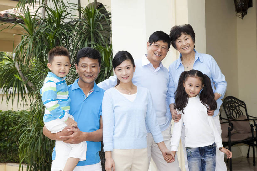 东方人,婴儿,儿童,中年人,老年人,家庭,夫妻,祖母,祖父,花园,站,微笑,横图,彩色,室外,白天,正面,度假,时尚,幸福,纯洁,别墅,建筑,酒店,广州,中国,图片,许多人,现代建筑,老人,小孩,小女孩,站着,一群人,休闲,健康,温馨,父女,父子,母女,母子,一家人,休闲服,活力,可爱,童趣,摄影,活泼,生活方式,祖孙,亲情,宝宝,纯真,烂漫,无邪,团聚,团圆,乐观,伶俐,天真,老年男性,老年女性,男孩,男人,男性,年轻女性,女孩,女人,女性,中年男性,中年女性,亚洲人,中国人,孩子,孙女,孙子,站立,半身,爱,高兴,愉快,男生,奢华,bj174