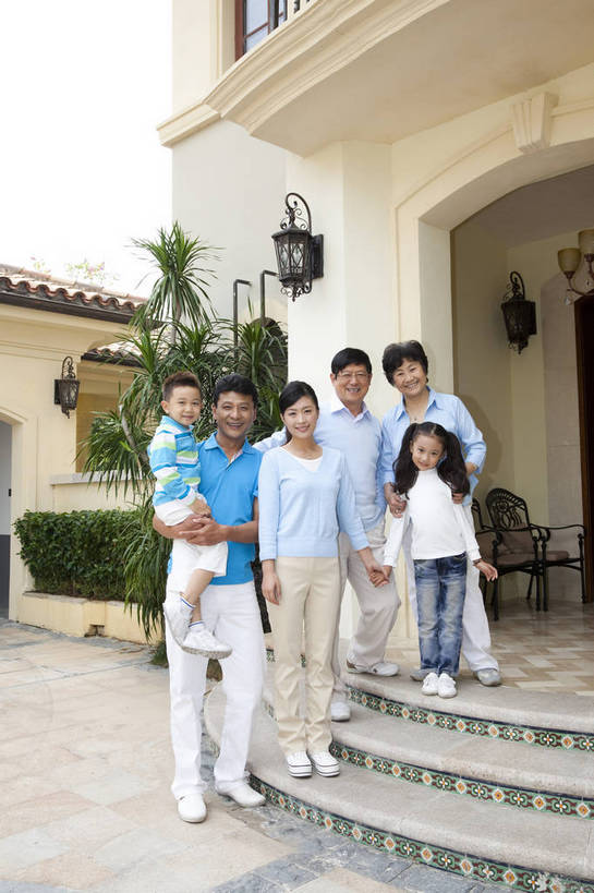 东方人,婴儿,儿童,中年人,老年人,家庭,夫妻,祖母,祖父,花园,站,微笑,竖图,彩色,室外,白天,正面,度假,时尚,幸福,纯洁,别墅,建筑,酒店,广州,中国,图片,许多人,现代建筑,老人,小孩,小女孩,站着,一群人,休闲,健康,温馨,父女,父子,母女,母子,一家人,休闲服,活力,可爱,童趣,摄影,活泼,生活方式,祖孙,亲情,宝宝,纯真,烂漫,无邪,团聚,团圆,乐观,伶俐,天真,老年男性,老年女性,男孩,男人,男性,年轻女性,女孩,女人,女性,中年男性,中年女性,亚洲人,中国人,孩子,孙女,孙子,站立,全身,爱,高兴,愉快,男生,奢华,bj174