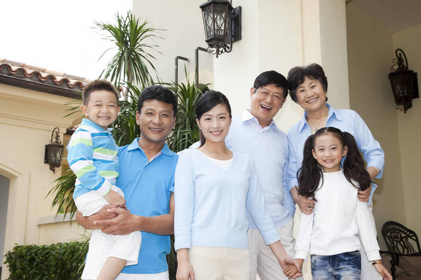 东方人,婴儿,儿童,中年人,老年人,家庭,夫妻,祖母,祖父,花园,站,微笑,横图,彩色,室外,白天,正面,度假,时尚,幸福,纯洁,别墅,建筑,酒店,广州,中国,图片,许多人,现代建筑,老人,小孩,小女孩,站着,一群人,休闲,健康,温馨,父女,父子,母女,母子,一家人,休闲服,活力,可爱,童趣,摄影,活泼,生活方式,祖孙,亲情,宝宝,纯真,烂漫,无邪,团聚,团圆,乐观,伶俐,天真,老年男性,老年女性,男孩,男人,男性,年轻女性,女孩,女人,女性,中年男性,中年女性,亚洲人,中国人,孩子,孙女,孙子,站立,半身,爱,高兴,愉快,男生,奢华,bj174