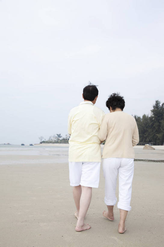 东方人,老年人,两个人,家庭,夫妻,走,竖图,彩色,室外,白天,爱情,度假,时尚,幸福,成功,沙滩,酒店,广州,中国,漫步,图片,浪漫,老人,背面,自然,休闲,健康,温馨,背影,休闲服,成熟,恩爱,活力,自信,恋人,摄影,生活方式,海滨,亲近,亲情,挽手,老年男性,老年女性,男人,男性,女人,女性,亚洲人,中国人,夫妇,情侣,海滩,全身,爱,愉快,伴侣,bj174