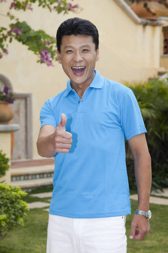 东方人,中年人,花园,站,微笑,竖图,彩色,室外,白天,侧面,度假,时尚,智慧,成功,别墅,建筑,酒店,广州,中国,仅一个人,突出,图片,称赞,表扬,现代建筑,手势,休闲,健康,休闲服,成熟,活力,竖,自信,摄影,生活方式,翘,高,夸奖,优秀,好,妙,顺利,出色,超群,杰出,卓越,奇妙,精明,聪明,男人,男性,中年男性,亚洲人,中国人,大拇指,半身,愉快,打手势,奢华,bj174