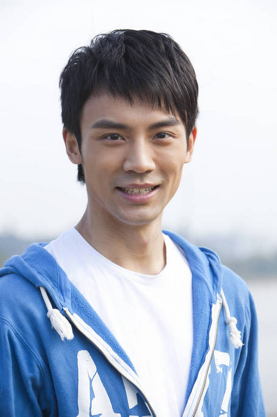 东方人,公园,站,微笑,竖图,彩色,室外,白天,正面,时尚,成功,树林,广州,中国,仅一个人,图片,郊外,自然,休闲,健康,休闲服,活力,自信,摄影,生活方式,青春,男人,男性,年轻男性,亚洲人,中国人,年轻人,半身,愉快,bj174