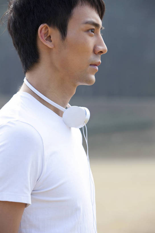 东方人,公园,站,微笑,竖图,彩色,室外,白天,侧面,时尚,成功,湖,广州,中国,仅一个人,图片,郊外,娱乐,自然,耳麦,休闲,健康,休闲服,活力,自信,摄影,生活方式,青春,男人,男性,年轻男性,亚洲人,中国人,年轻人,半身,愉快,bj174