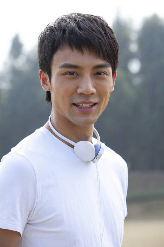 东方人,公园,站,微笑,竖图,彩色,室外,白天,侧面,时尚,成功,湖,广州,中国,仅一个人,图片,郊外,娱乐,自然,耳麦,休闲,健康,休闲服,活力,自信,摄影,生活方式,青春,男人,男性,年轻男性,亚洲人,中国人,年轻人,半身,愉快,bj174