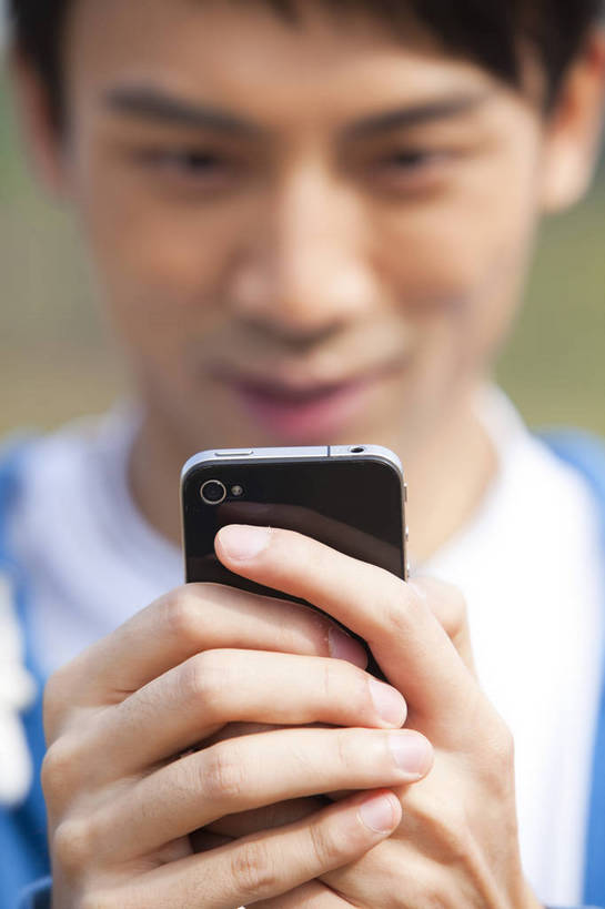 东方人,公园,站,打电话,微笑,竖图,彩色,室外,白天,正面,时尚,成功,湖,手机,广州,中国,仅一个人,图片,郊外,自然,休闲,健康,休闲服,活力,自信,摄影,生活方式,青春,男人,男性,年轻男性,亚洲人,中国人,年轻人,半身,愉快,bj174