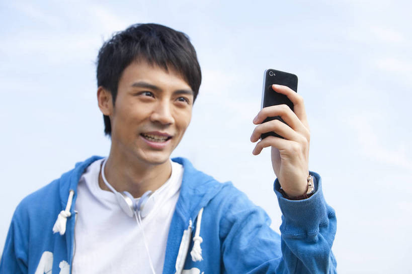 东方人,公园,站,打电话,微笑,横图,彩色,室外,白天,正面,时尚,成功,湖,手机,广州,中国,仅一个人,图片,郊外,自然,休闲,健康,休闲服,活力,自信,摄影,生活方式,青春,男人,男性,年轻男性,亚洲人,中国人,年轻人,半身,愉快,bj174