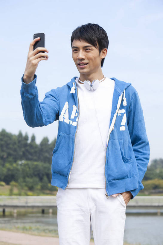 东方人,公园,站,打电话,微笑,竖图,彩色,室外,白天,正面,时尚,成功,湖,手机,广州,中国,仅一个人,图片,郊外,自然,休闲,健康,休闲服,活力,自信,摄影,生活方式,青春,男人,男性,年轻男性,亚洲人,中国人,年轻人,半身,愉快,bj174