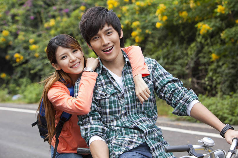 东方人,两个人,学生,笑,横图,彩色,室外,白天,正面,爱情,时尚,兴奋,树林,自行车,广州,中国,图片,美丽,校园,自然,郊游,骑车,休闲,健康,休闲服,活力,可爱,亲密,自信,摄影,生活方式,青春,优雅,男人,男性,年轻男性,年轻女性,女人,女性,亚洲人,中国人,年轻人,情侣,大学生,马路,半身,愉快,bj174