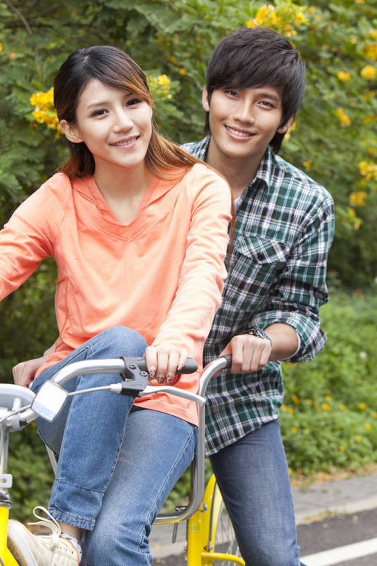 东方人,两个人,学生,笑,竖图,彩色,室外,白天,正面,爱情,时尚,兴奋,树林,自行车,广州,中国,图片,美丽,校园,自然,郊游,骑车,休闲,健康,休闲服,活力,可爱,亲密,自信,摄影,生活方式,青春,优雅,男人,男性,年轻男性,年轻女性,女人,女性,亚洲人,中国人,年轻人,情侣,大学生,马路,半身,愉快,bj174