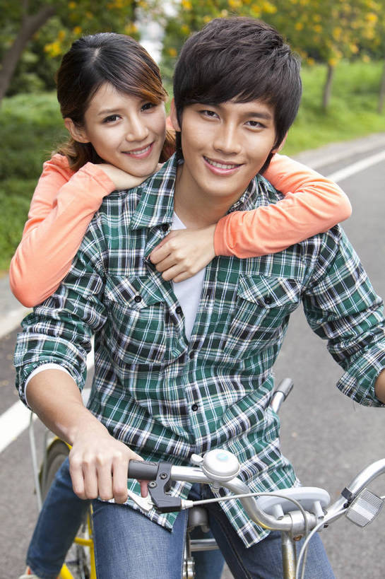 东方人,两个人,学生,笑,竖图,彩色,室外,白天,正面,爱情,时尚,兴奋,树林,自行车,广州,中国,图片,美丽,校园,自然,郊游,骑车,休闲,健康,休闲服,活力,可爱,亲密,自信,摄影,生活方式,青春,优雅,男人,男性,年轻男性,年轻女性,女人,女性,亚洲人,中国人,年轻人,情侣,大学生,马路,半身,愉快,bj174