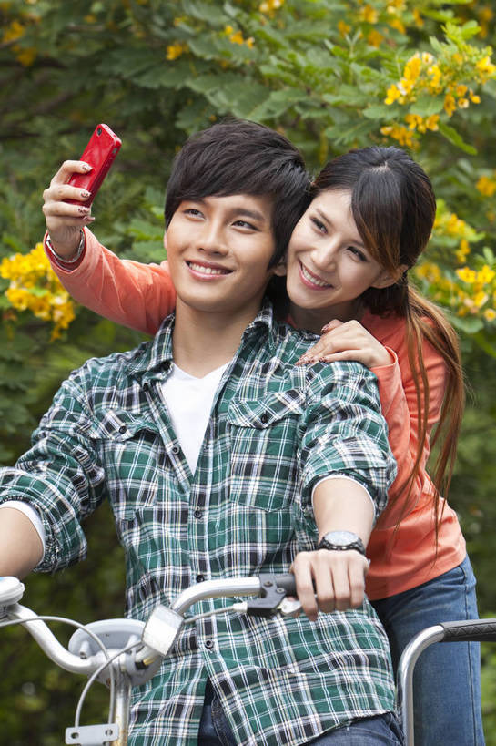 东方人,两个人,学生,笑,竖图,彩色,室外,白天,正面,侧面,爱情,时尚,兴奋,树林,自行车,手机,广州,中国,图片,美丽,校园,拍照,自然,郊游,骑车,休闲,健康,休闲服,活力,可爱,亲密,自信,摄影,生活方式,青春,优雅,男人,男性,年轻男性,年轻女性,女人,女性,亚洲人,中国人,年轻人,情侣,大学生,马路,半身,愉快,bj174