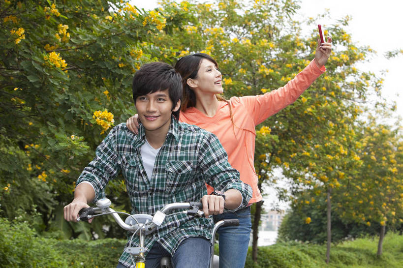 东方人,两个人,学生,笑,横图,彩色,室外,白天,正面,侧面,爱情,时尚,兴奋,树林,自行车,手机,广州,中国,图片,美丽,校园,拍照,自然,郊游,骑车,休闲,健康,休闲服,活力,可爱,亲密,自信,摄影,生活方式,青春,优雅,男人,男性,年轻男性,年轻女性,女人,女性,亚洲人,中国人,年轻人,情侣,大学生,马路,半身,愉快,bj174