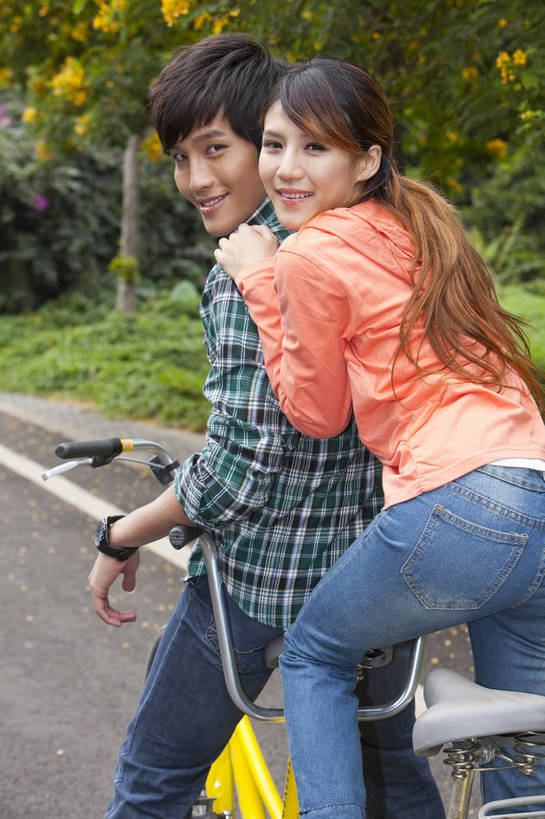 东方人,两个人,学生,笑,竖图,彩色,室外,白天,爱情,时尚,兴奋,树林,自行车,广州,中国,图片,美丽,校园,背面,自然,郊游,骑车,休闲,健康,休闲服,活力,可爱,亲密,自信,摄影,生活方式,青春,优雅,男人,男性,年轻男性,年轻女性,女人,女性,亚洲人,中国人,年轻人,情侣,大学生,马路,半身,愉快,bj174