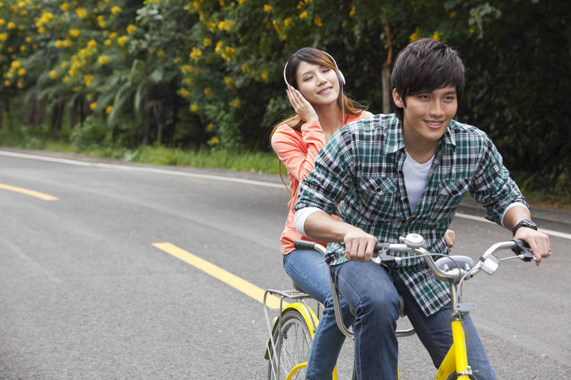 东方人,两个人,学生,笑,横图,彩色,室外,白天,侧面,爱情,时尚,兴奋,树林,自行车,手机,广州,中国,图片,美丽,校园,拍照,自然,郊游,骑车,休闲,健康,休闲服,活力,可爱,亲密,自信,摄影,生活方式,青春,优雅,男人,男性,年轻男性,年轻女性,女人,女性,亚洲人,中国人,年轻人,情侣,大学生,马路,半身,愉快,bj174