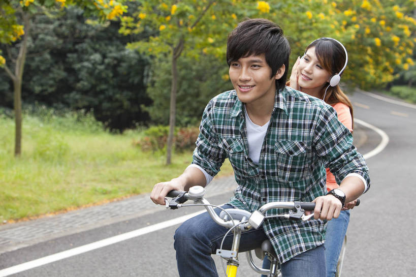 东方人,两个人,学生,笑,横图,彩色,室外,白天,侧面,爱情,时尚,兴奋,树林,自行车,手机,广州,中国,图片,美丽,校园,拍照,自然,郊游,骑车,休闲,健康,休闲服,活力,可爱,亲密,自信,摄影,生活方式,青春,优雅,男人,男性,年轻男性,年轻女性,女人,女性,亚洲人,中国人,年轻人,情侣,大学生,马路,半身,愉快,bj174