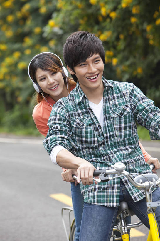 东方人,两个人,学生,笑,竖图,彩色,室外,白天,正面,爱情,时尚,兴奋,树林,自行车,手机,广州,中国,图片,美丽,校园,拍照,自然,郊游,骑车,休闲,健康,休闲服,活力,可爱,亲密,自信,摄影,生活方式,青春,优雅,男人,男性,年轻男性,年轻女性,女人,女性,亚洲人,中国人,年轻人,情侣,大学生,马路,半身,愉快,bj174