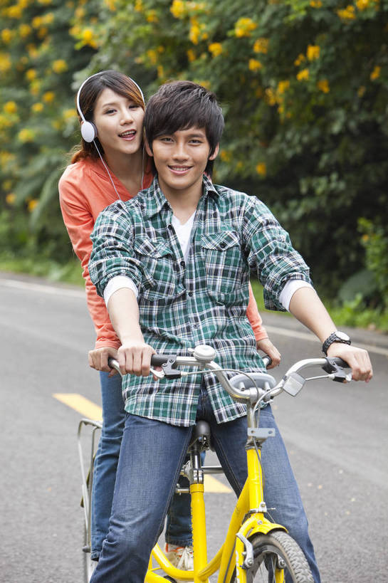 东方人,两个人,学生,笑,竖图,彩色,室外,白天,正面,爱情,时尚,兴奋,树林,自行车,手机,广州,中国,图片,美丽,校园,拍照,自然,郊游,骑车,休闲,健康,休闲服,活力,可爱,亲密,自信,摄影,生活方式,青春,优雅,男人,男性,年轻男性,年轻女性,女人,女性,亚洲人,中国人,年轻人,情侣,大学生,马路,半身,愉快,bj174