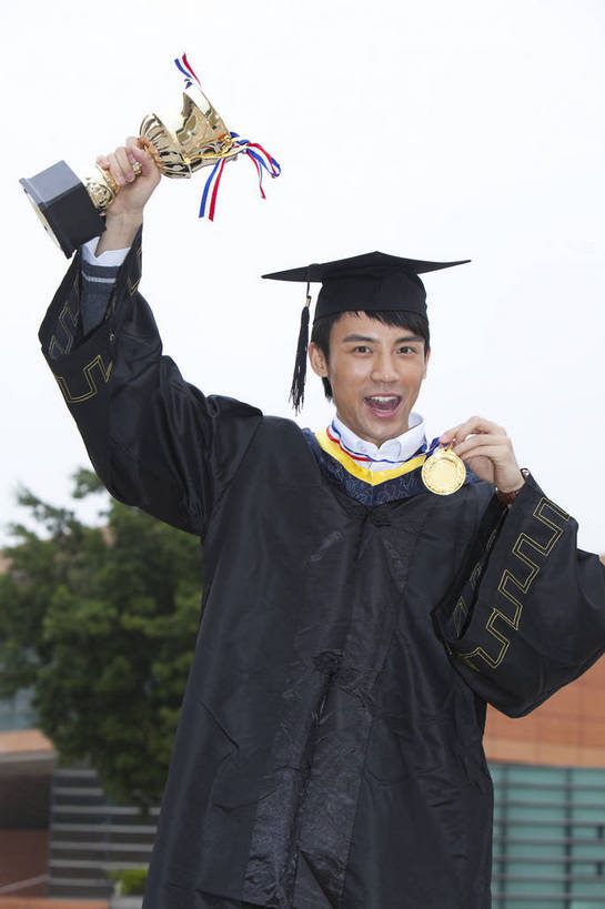 东方人,学生,教学楼,操场,广场,站,微笑,竖图,彩色,室外,白天,正面,时尚,成功,建筑,广州,中国,仅一个人,图片,现代建筑,校园,休闲,健康,展示,活力,自信,摄影,生活方式,青春,毕业,奖牌,学士服,男人,男性,年轻男性,亚洲人,中国人,年轻人,大学生,半身,愉快,大学,奖杯,bj174