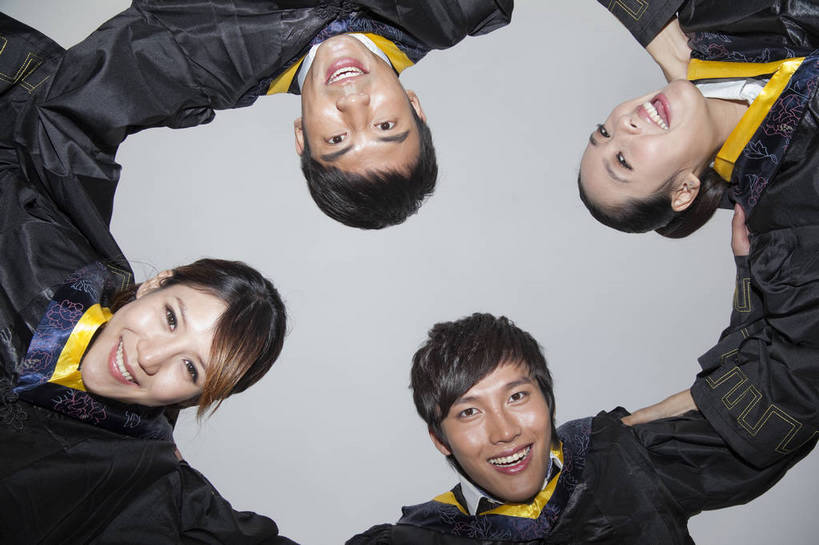 东方人,伙伴,学生,站,笑,横图,彩色,室外,白天,正面,时尚,兴奋,友谊,合作,团队,广州,中国,盘绕,环绕,围绕,图片,许多人,美丽,环抱,校园,围,一群人,健康,活力,可爱,自信,摄影,缭绕,生活方式,青春,优雅,勾肩搭背,证书,毕业,同伴,学士服,典礼,团结,友情,男人,男性,年轻男性,年轻女性,女人,女性,亚洲人,中国人,年轻人,大学生,半身,愉快,bj174