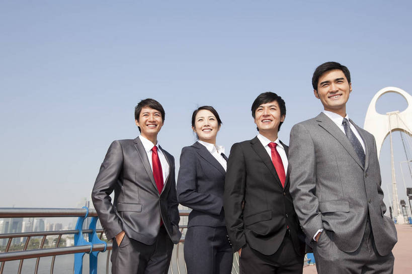 东方人,伙伴,商务人士,商务男性,商务女性,站,微笑,横图,彩色,室外,白天,正面,侧面,衬衫,裙子,西装,商务,时尚,友谊,办公楼,合作,团队,建筑,广州,中国,连衣裙,套装,正装,图片,桥,许多人,美丽,现代,现代建筑,一群人,职业,健康,摩天大厦,活力,可爱,自信,金融,摄影,经济,青春,优雅,同伴,商务装,贸易,工薪阶层,珠江,繁荣,发达,团结,友情,金融区,男人,男性,年轻男性,年轻女性,女人,女性,亚洲人,中国人,年轻人,白领,上班族,江,半身,衬衣,愉快,商业,bj174