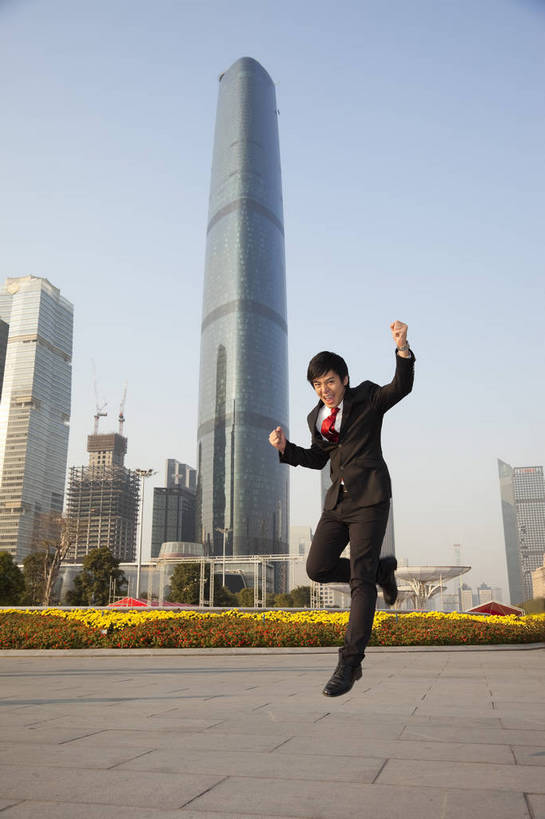 东方人,商务人士,商务男性,广场,笑,竖图,彩色,室外,白天,侧面,衬衫,西装,商务,时尚,兴奋,成功,办公楼,建筑,广州,中国,仅一个人,套装,正装,花坛,图片,现代,现代建筑,职业,健康,摩天大厦,活力,自信,金融,摄影,经济,青春,商务装,贸易,工薪阶层,繁荣,发达,金融区,男人,男性,年轻男性,亚洲人,中国人,年轻人,白领,上班族,跳跃,全身,衬衣,愉快,商业,城市公园,bj174