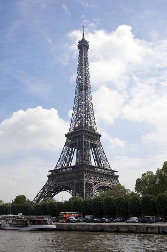 竖图,彩色,室外,白天,旅游,度假,美景,名胜古迹,标志建筑,城市,道路,地标,建筑,街道,路,公路,汽车,法国,巴黎,遗迹,图片,景观,建筑群,铁塔,交通,埃菲尔铁塔,古典,古迹,文物,娱乐,建设,古建筑,地标建筑,享受,休闲,旅游胜地,景色,放松,竖,摄影,文明,塞纳河,古文明,世界文化遗产,河,马路,旅行,传统文化,bj174