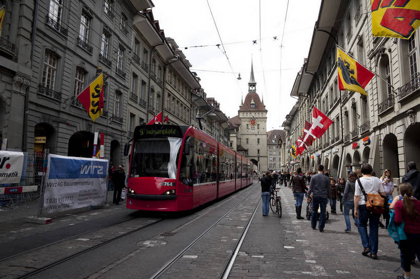 教堂,横图,彩色,室外,白天,旅游,度假,美景,名胜古迹,标志建筑,城市,道路,地标,建筑,街道,路,公路,国旗,瑞士,遗迹,图片,景观,城镇,建筑群,交通,首都,古典,古迹,文物,娱乐,建设,古建筑,伯尔尼,地标建筑,享受,休闲,旅游胜地,景色,放松,摄影,有轨电车,文明,古文明,世界文化遗产,钟,马路,旅行,传统文化,bj174