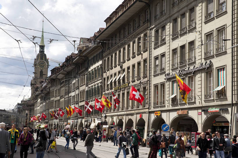 横图,彩色,室外,白天,旅游,度假,美景,名胜古迹,标志建筑,步行街,城市,道路,地标,建筑,街道,路,公路,国旗,瑞士,游客,遗迹,图片,景观,城镇,建筑群,交通,首都,古典,古迹,文物,娱乐,建设,古建筑,伯尔尼,地标建筑,享受,休闲,旅游胜地,景色,放松,摄影,有轨电车,文明,古文明,世界文化遗产,马路,旅行,传统文化,bj174