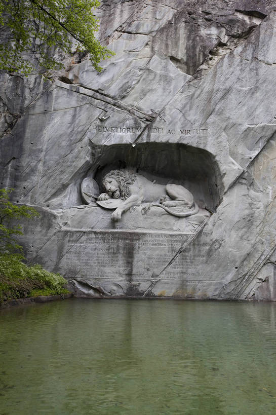 竖图,彩色,室外,白天,旅游,度假,名胜古迹,标志建筑,地标,建筑,雕塑,瑞士,欧洲,遗迹,雕刻,图片,建筑群,古典,水潭,古迹,文物,娱乐,建设,古建筑,地标建筑,石狮,享受,休闲,石壁,旅游胜地,放松,竖,摄影,文明,古文明,中欧,世界文化遗产,卢塞恩,瑞士联邦,琉森州,卢塞恩州,琉森,旅行,传统文化,狮子纪念碑,bj174