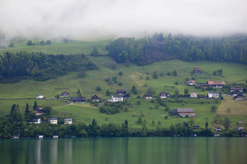 横图,彩色,室外,白天,旅游,度假,草地,湖,美景,名胜古迹,森林,山,山脉,田园,标志建筑,地标,建筑,瑞士,遗迹,图片,乡村,农村,古迹,文物,娱乐,建设,古建筑,卢塞恩湖,天空,自然,村庄,享受,休闲,旅游胜地,放松,摄影,风光,村落,古文明,屯子,墟落,旅行,居住区,bj174