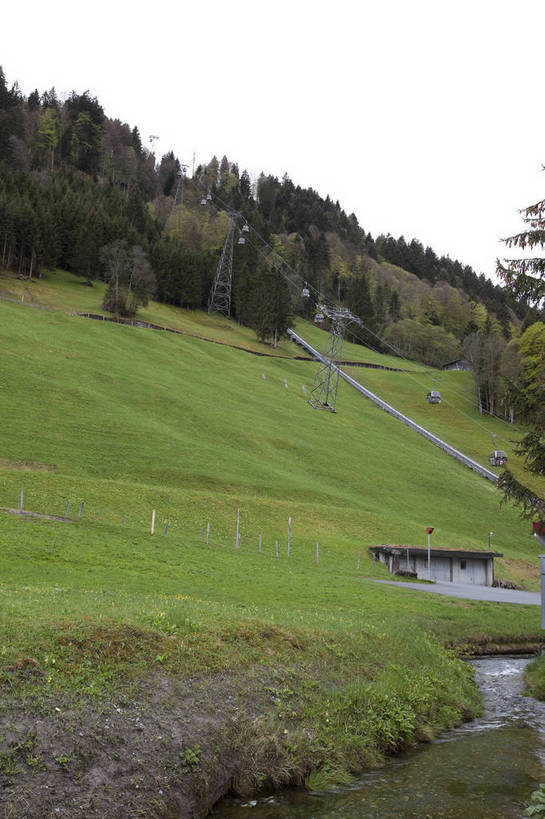 竖图,彩色,室外,白天,旅游,度假,美景,名胜古迹,森林,山脉,雪山,标志建筑,地标,建筑,瑞士,欧洲,遗迹,图片,山峰,古迹,文物,娱乐,建设,古建筑,缆车,天空,自然,享受,休闲,滑雪场,旅游胜地,放松,竖,摄影,风光,度假村,古文明,中欧,瑞士联邦,旅行,上瓦尔登州,铁力士峰,铁力士雪山,bj174