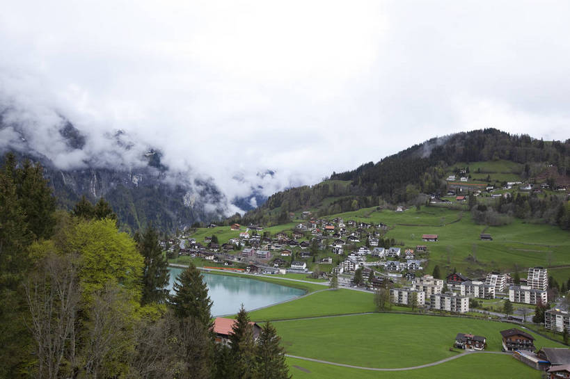 横图,彩色,室外,白天,旅游,度假,草地,湖,美景,名胜古迹,森林,山,山脉,田园,标志建筑,地标,建筑,瑞士,欧洲,遗迹,图片,山峰,乡村,农村,古迹,文物,娱乐,建设,古建筑,天空,自然,村庄,享受,休闲,旅游胜地,放松,摄影,风光,村落,度假村,古文明,中欧,瑞士联邦,屯子,墟落,旅行,上瓦尔登州,居住区,铁力士峰,铁力士雪山,bj174