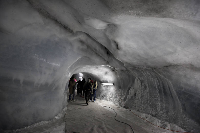 横图,彩色,室外,白天,旅游,度假,美景,名胜古迹,山,雪山,标志建筑,地标,建筑,瑞士,欧洲,游客,遗迹,图片,山洞,古迹,文物,娱乐,建设,古建筑,天空,自然,享受,休闲,旅游胜地,冰雪,放松,摄影,冰洞,风光,古文明,中欧,瑞士联邦,旅行,上瓦尔登州,铁力士峰,铁力士雪山,bj174