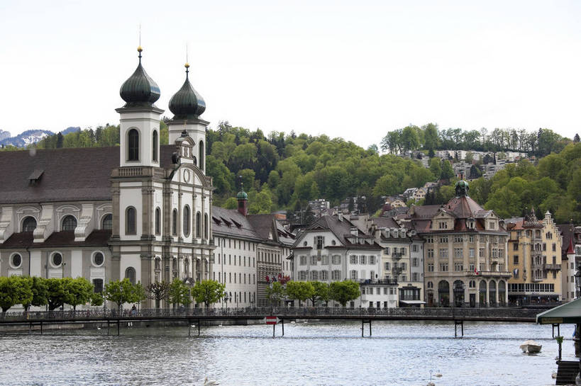 横图,彩色,室外,白天,旅游,度假,湖,名胜古迹,标志建筑,地标,建筑,天鹅,瑞士,欧洲,遗迹,图片,城堡,城镇,建筑群,古典,古迹,文物,娱乐,建设,古建筑,卢塞恩湖,地标建筑,享受,休闲,旅游胜地,放松,摄影,水城,文明,古文明,中欧,廊桥,世界文化遗产,卢塞恩,瑞士联邦,琉森州,卢塞恩州,琉森,蜈蚣桥,教堂桥,卡贝尔桥,卡佩尔桥,虹桥,白天鹅,旅行,传统文化,卡佩尔廊桥,bj174
