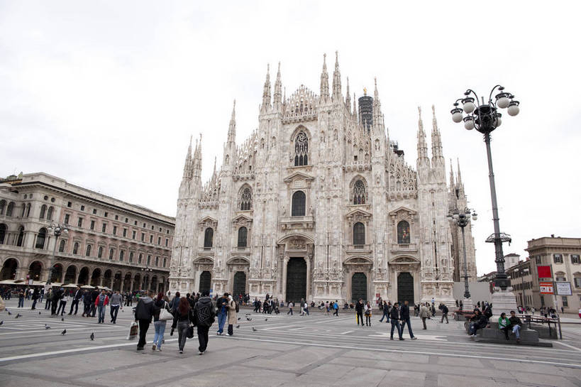 广场,横图,彩色,室外,白天,旅游,度假,名胜古迹,标志建筑,地标,建筑,意大利,德国,欧洲,游客,遗迹,图片,建筑群,古典,古迹,文物,娱乐,建设,古建筑,地标建筑,享受,休闲,旅游胜地,放松,摄影,哥特式,西欧,文明,古文明,多莫大教堂,米兰,世界文化遗产,德意志联邦共和国,首府,科隆,北威州,北莱茵.威斯特法伦州,米兰主教教堂,旅行,大教堂,科隆行政区,传统文化,多姆大教堂,bj174